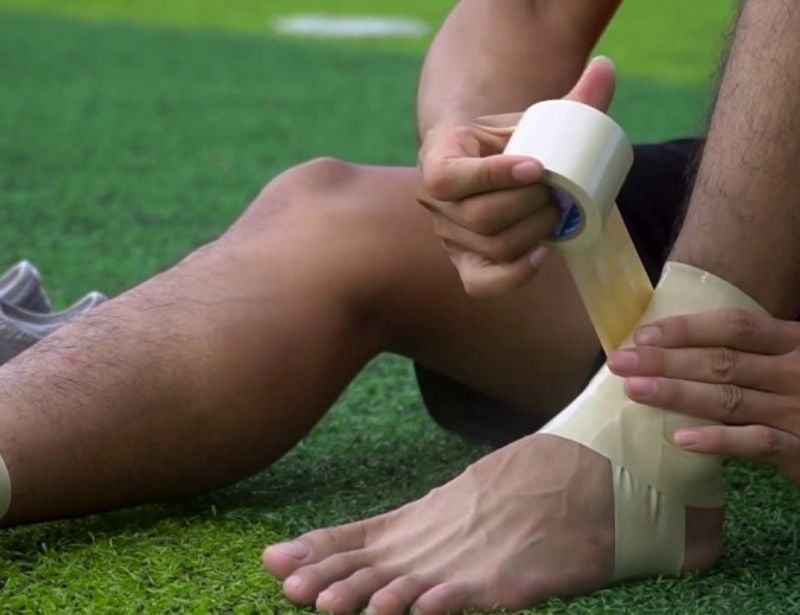Cách Sử Dụng và Quấn Băng Keo Thể Thao Đúng Kỹ Thuật