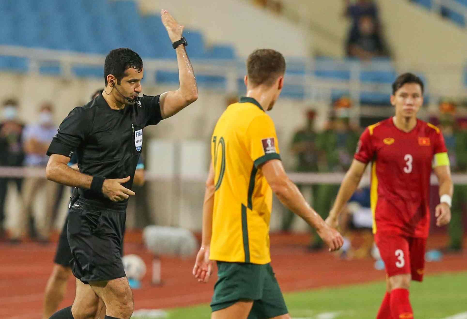 Trọng tài FIFA bắt sai có bị phạt không?